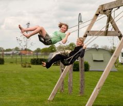 Spelende kinderen op de camping